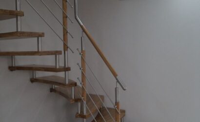 Schody bolcowe ze metalowymi balustradami