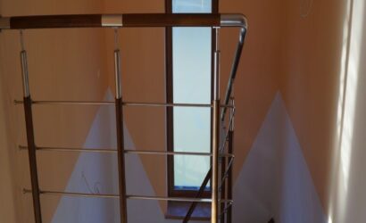 Schody bolcowe ze metalowymi balustradami