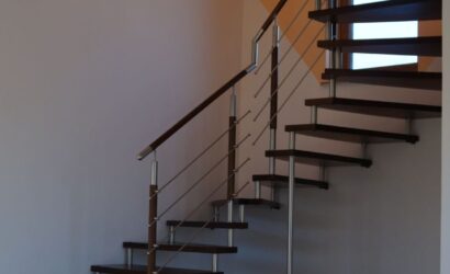Schody bolcowe ze metalowymi balustradami