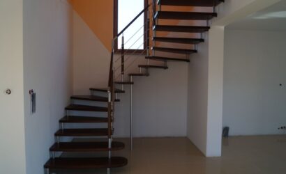 Schody bolcowe ze metalowymi balustradami
