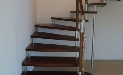 Schody bolcowe ze metalowymi balustradami