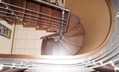 Schody bolcowe ze metalowymi balustradami