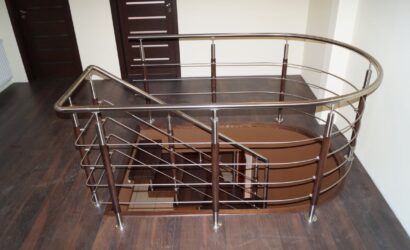 Schody bolcowe ze metalowymi balustradami