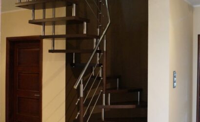 Schody bolcowe ze metalowymi balustradami