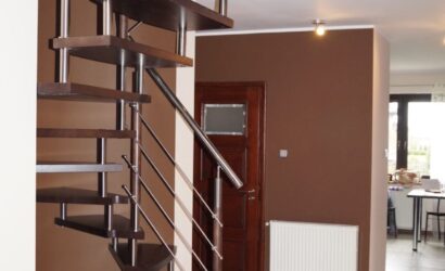 Schody bolcowe ze metalowymi balustradami