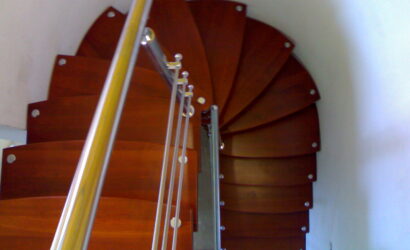 Schody bolcowe ze metalowymi balustradami