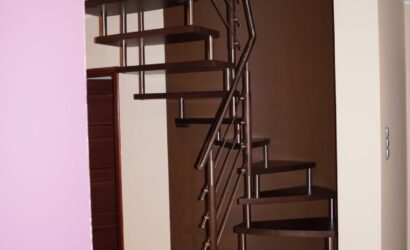 Schody bolcowe ze metalowymi balustradami
