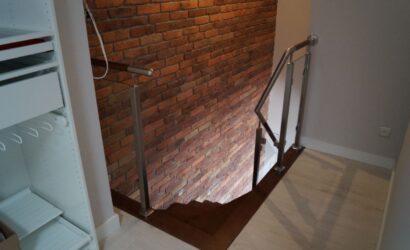 Schody bolcowe ze metalowymi balustradami