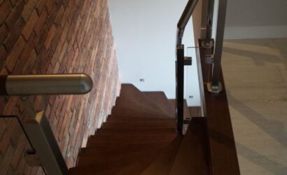 Schody bolcowe ze metalowymi balustradami