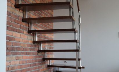 Schody bolcowe ze metalowymi balustradami