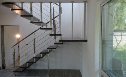 Schody bolcowe ze metalowymi balustradami