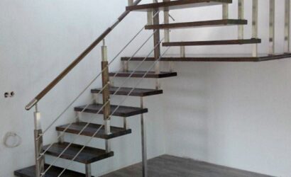 Schody bolcowe ze metalowymi balustradami