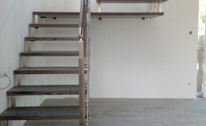 Schody bolcowe ze metalowymi balustradami