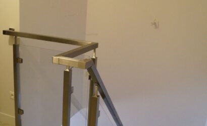 Schody bolcowe ze metalowymi balustradami