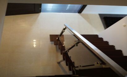 Schody bolcowe ze metalowymi balustradami