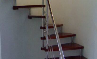 Schody bolcowe ze metalowymi balustradami