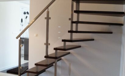 Schody bolcowe ze metalowymi balustradami