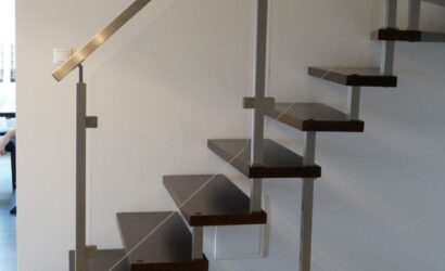 Schody bolcowe ze metalowymi balustradami