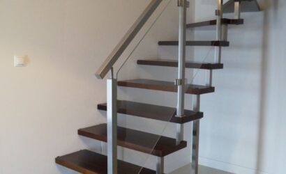 Schody bolcowe ze metalowymi balustradami