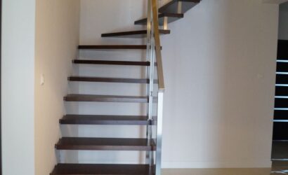 Schody bolcowe ze metalowymi balustradami