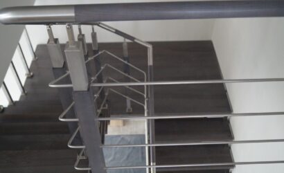 Schody bolcowe ze metalowymi balustradami