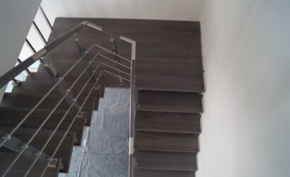 Schody bolcowe ze metalowymi balustradami