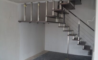 Schody bolcowe ze metalowymi balustradami