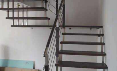 Schody bolcowe ze metalowymi balustradami