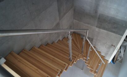 Schody bolcowe ze metalowymi balustradami