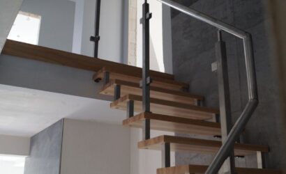 Schody bolcowe ze metalowymi balustradami