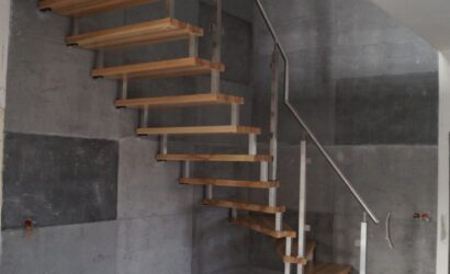 Schody bolcowe ze metalowymi balustradami