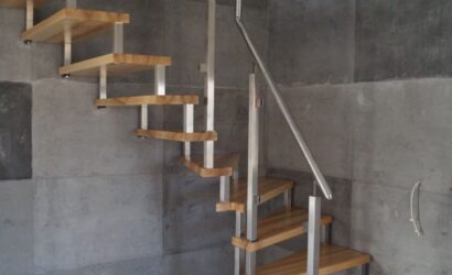 Schody bolcowe ze metalowymi balustradami