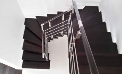 Schody bolcowe ze metalowymi balustradami