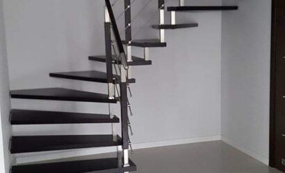 Schody bolcowe ze metalowymi balustradami