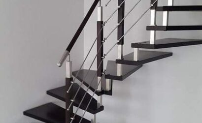 Schody bolcowe ze metalowymi balustradami