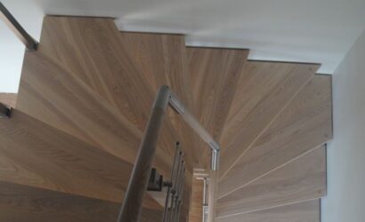 Schody bolcowe ze metalowymi balustradami