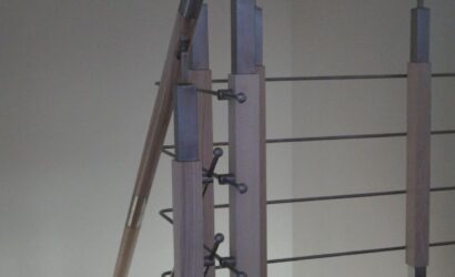 Schody bolcowe ze metalowymi balustradami