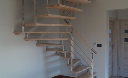 Schody bolcowe ze metalowymi balustradami