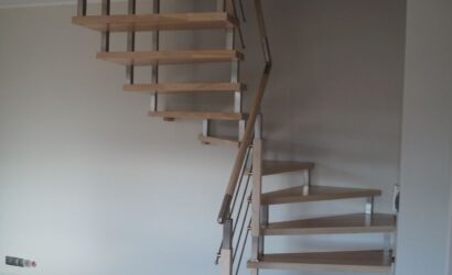 Schody bolcowe ze metalowymi balustradami