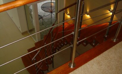 Schody bolcowe ze metalowymi balustradami