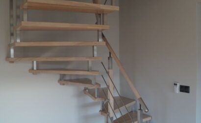 Schody bolcowe ze metalowymi balustradami