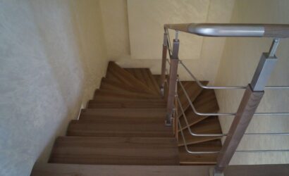 Schody bolcowe ze metalowymi balustradami