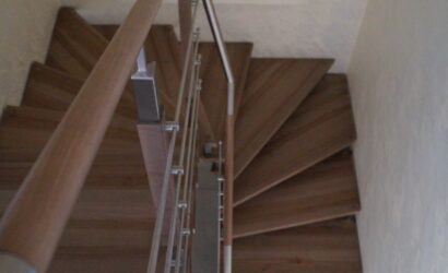 Schody bolcowe ze metalowymi balustradami