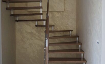 Schody bolcowe ze metalowymi balustradami