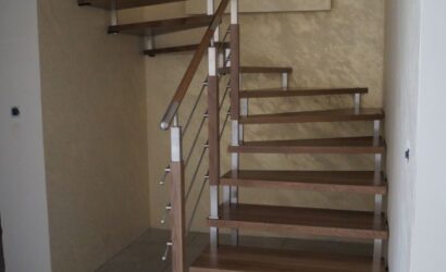 Schody bolcowe ze metalowymi balustradami