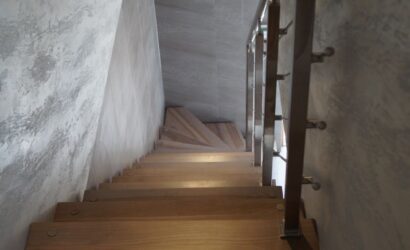 Schody bolcowe ze metalowymi balustradami