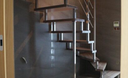 Schody bolcowe ze metalowymi balustradami