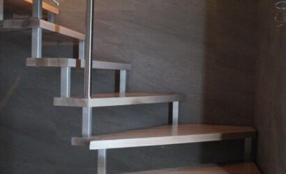 Schody bolcowe ze metalowymi balustradami