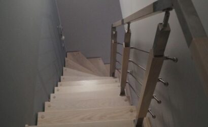 Schody bolcowe ze metalowymi balustradami