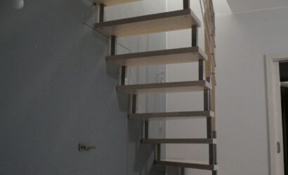 Schody bolcowe ze drewnianymi balustradami